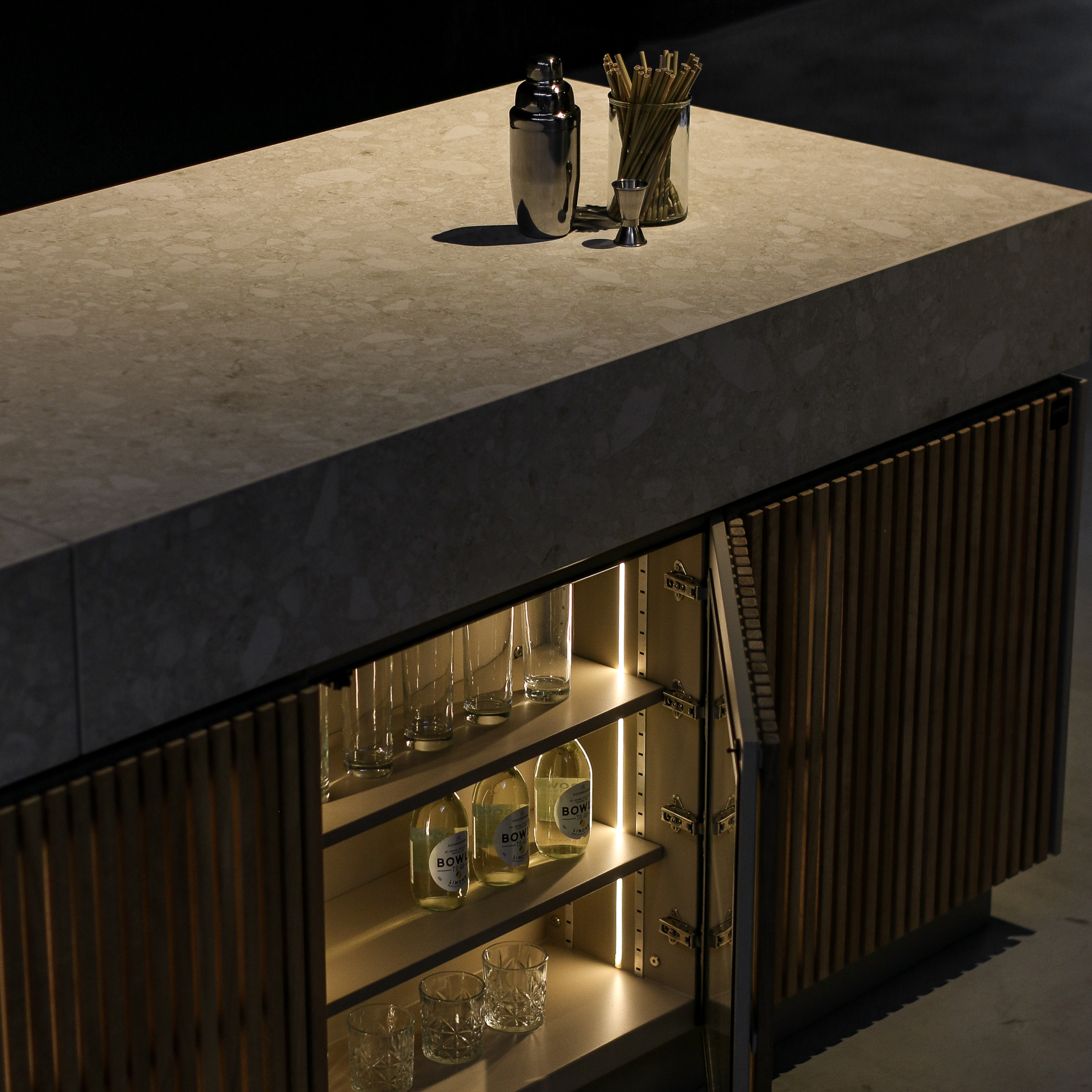 Floating Bar integrated cooling and ambient storage